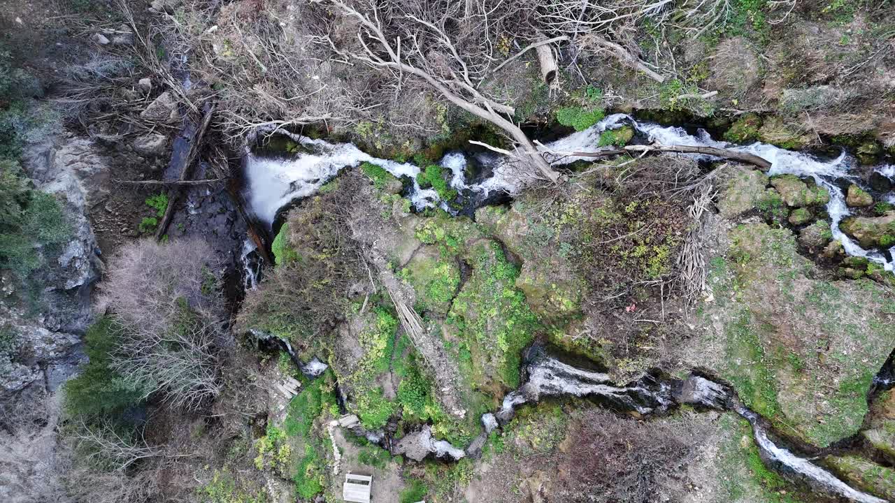 L'immagine dell'acqua che scorre tra le pietre marroni, Cascata di Çağlarca, Turchia