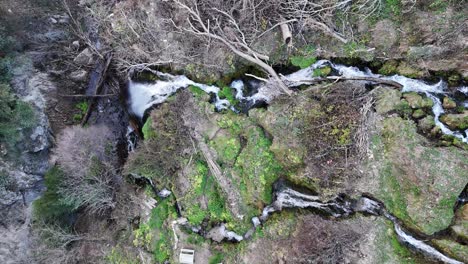 Das-Bild-Des-Wassers,-Das-Durch-Die-Braunen-Steine-Fließt,-Çağlarca-Wasserfall,-Türkei