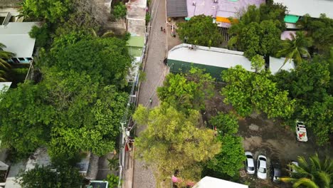 Mann-Mit-Fahrrad-Auf-Der-Straße