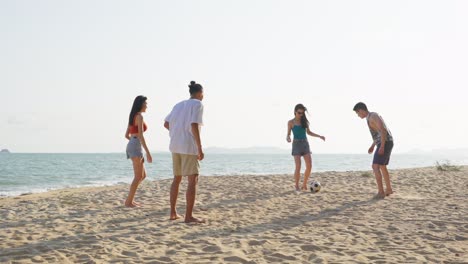 해변에서 축구를 하는 친구들