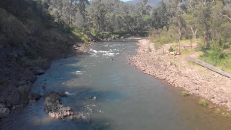 Luftaufnahme,-Die-Sich-Entlang-Eines-Hochland-Flussstroms-Im-Australischen-Hochland-Vorwärts-Bewegt