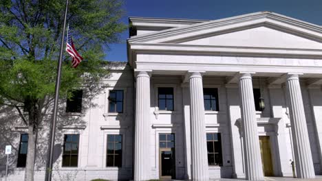 Gebäude-Des-Obersten-Gerichtshofs-Des-Staates-Arkansas-In-Little-Rock,-Arkansas-Mit-Amerikanischer-Flagge,-Die-Sich-In-Zeitlupe-Bewegt