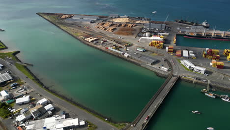 puerto sur en bluff, nueva zelanda con contenedores de carga y barcos a la vista de drones