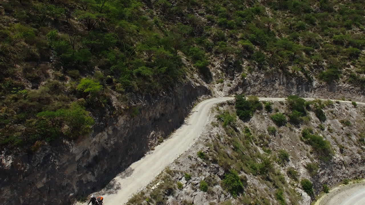 산악 도로에서 오토바이를 타는 오토바이 라이더의 공중