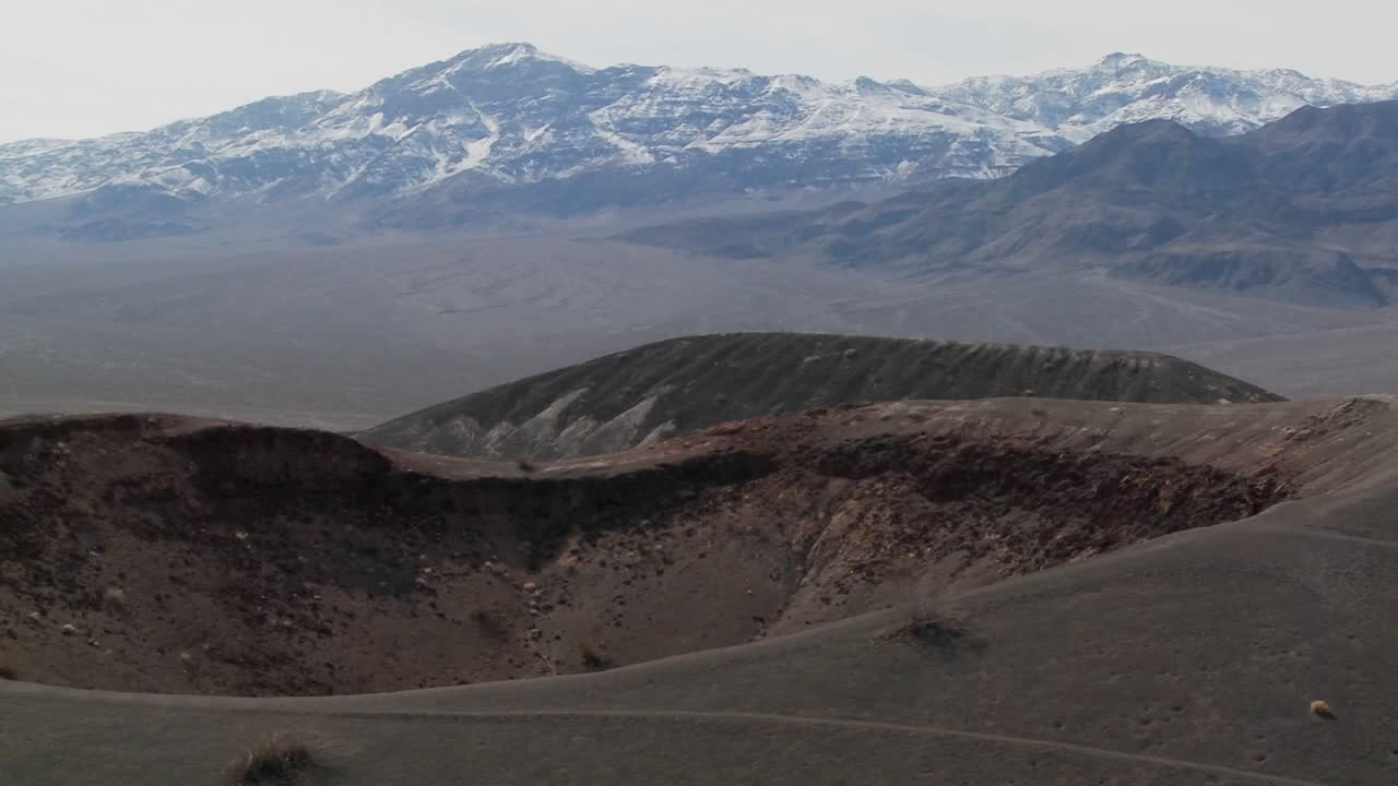 un increíble cráter volcánico en el parque nacional del valle de la muerte 1