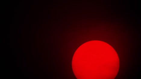 rote sonnenkugel im dichten smog