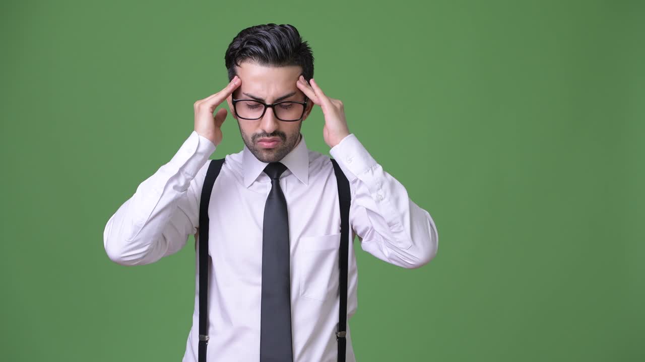 초록색 배경에 젊은 잘생긴 수염을 가진 페르시아 사업가