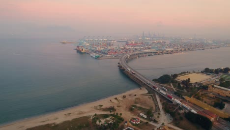 Vista-Aérea-Hacia-El-Puerto-De-Algeciras-Puerto-De-Contenedores-De-Transporte-De-Carga-Comercial,-Cádiz-Costero-Al-Atardecer