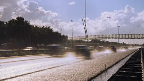 Zeitraffer-Von-Autos,-Die-Kurz-Nach-Dem-Regen-Auf-Einer-Autobahn-Mit-Hoher-Geschwindigkeit-Vorbeisausen