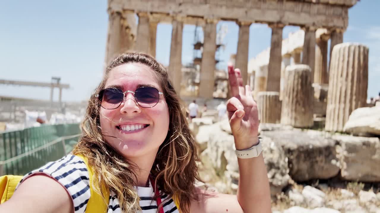 Selfie di una donna con i capelli al vento al Partenone, Atene, Grecia