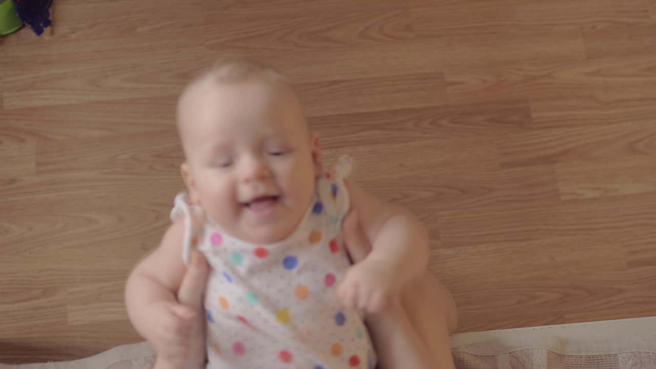 madre jugando con la hija bebé y besándola