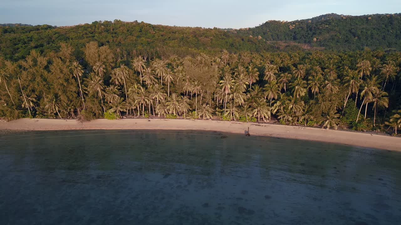 vuelo de vista aérea mágica bahía de playa natural tailandia, playa vacía hora de oro, laguna koh kood 2022