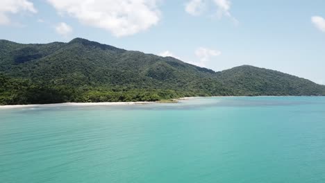 Parallax-Aéreo-De-Drones-Sobre-El-Océano-Azul-Tropical-Y-La-Selva-Tropical-De-Daintree