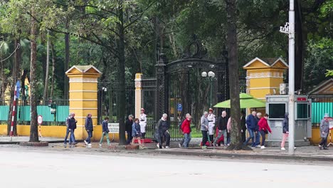 peatones y vehículos en una bulliciosa calle de hanoi