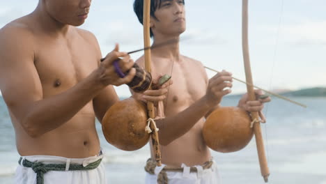 músicos tocando instrumentos