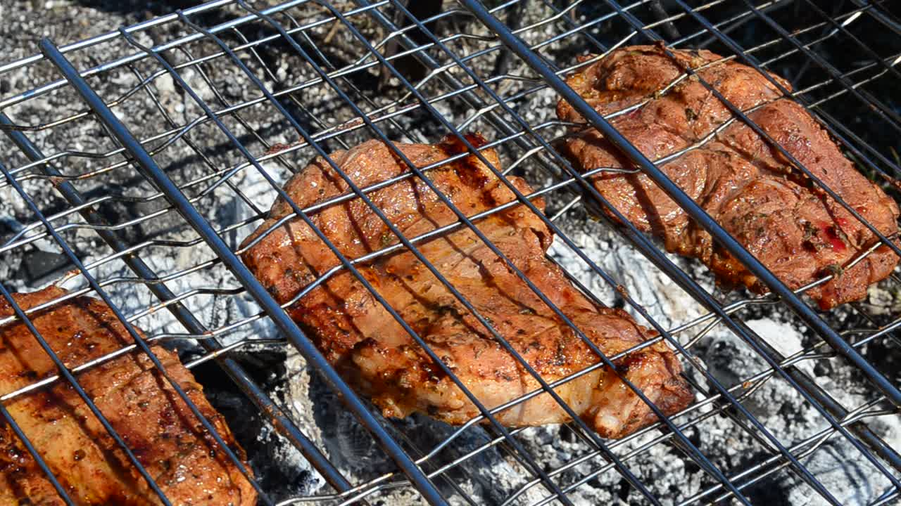 Carne sulla griglia. Preparazione di un barbecue