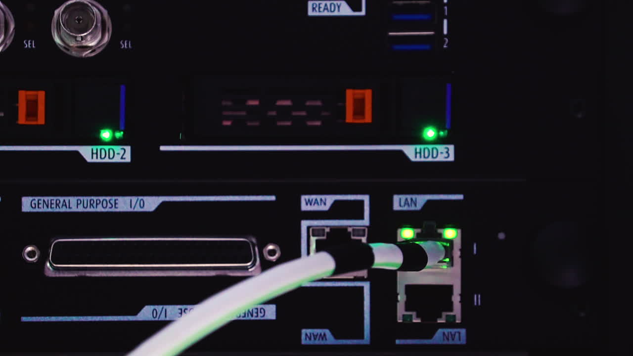 디지털 시네마 장비의 코드와 포트가 있는 스위치 패널