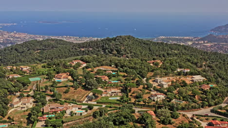 tanneron france aerial v26 drone flyover villages en les plaines, revela un hermoso valle montañoso con un agradable mar mediterráneo al fondo - julio de 2021