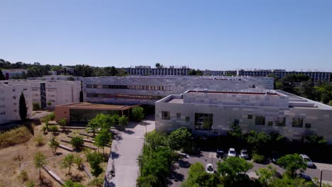 Fliegen-Der-Drohne-In-Richtung-Einiger-Bürogebäude-In-Montpellier,-Frankreich