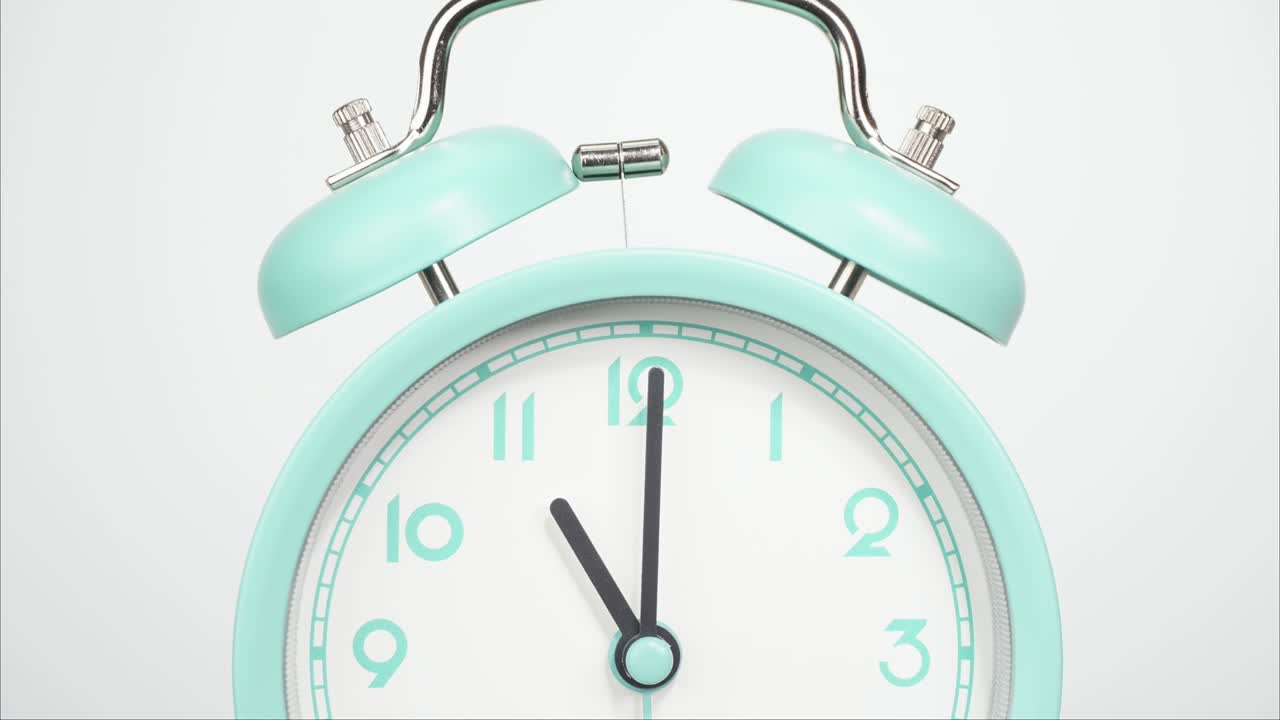 파란 알람 시계는 시간의 흐름을 보여줍니다.