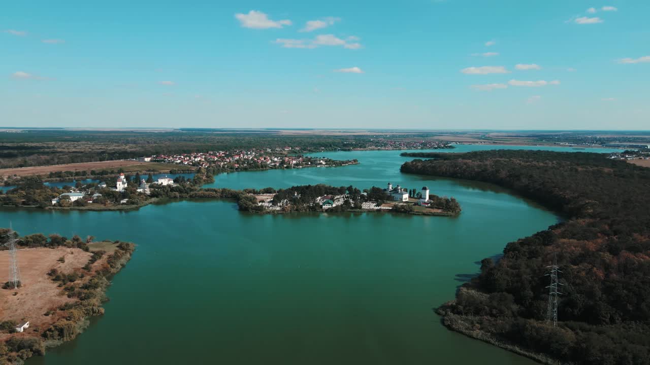 Luftfoto fra drone som panorerer mot venstre over Pantelimon-sjøen og omgivelsene rundt.