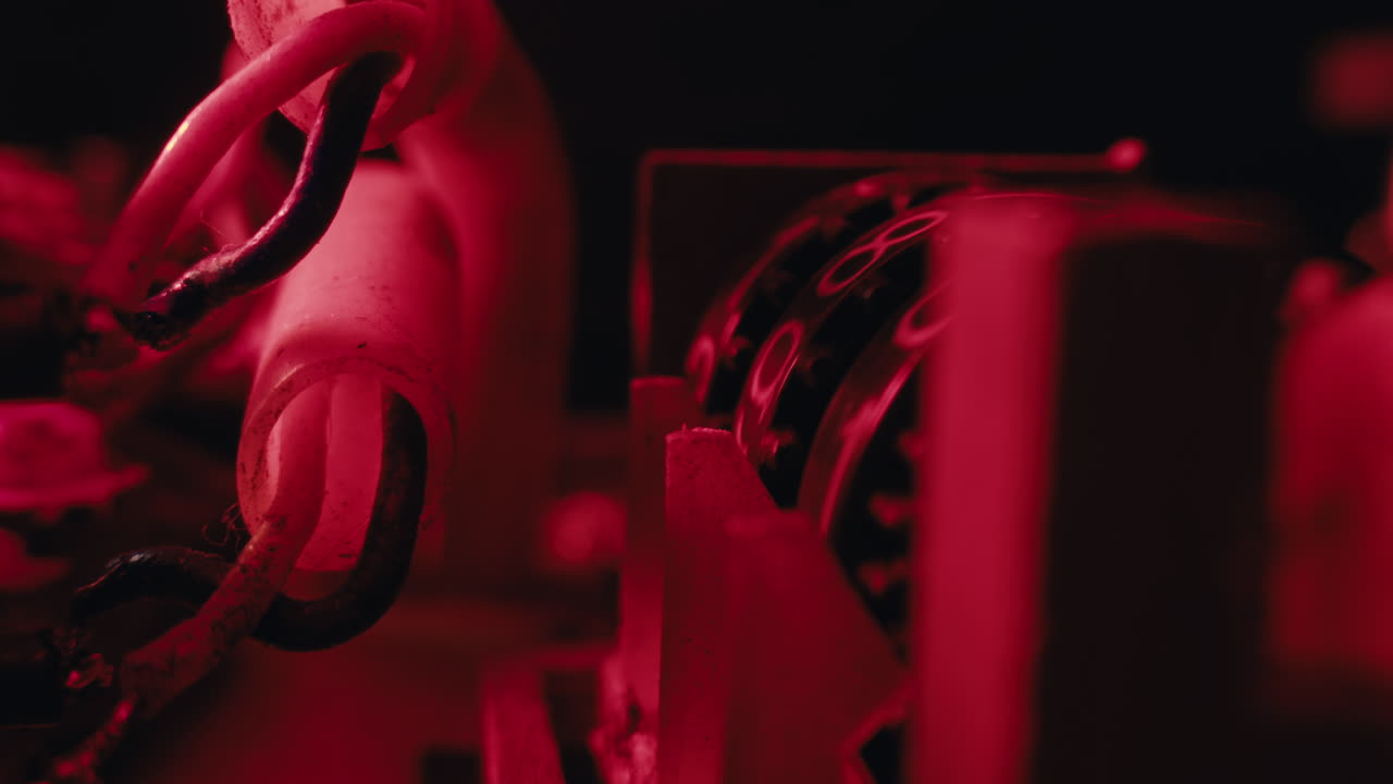 primer plano de una vieja máquina eléctrica bajo luz roja