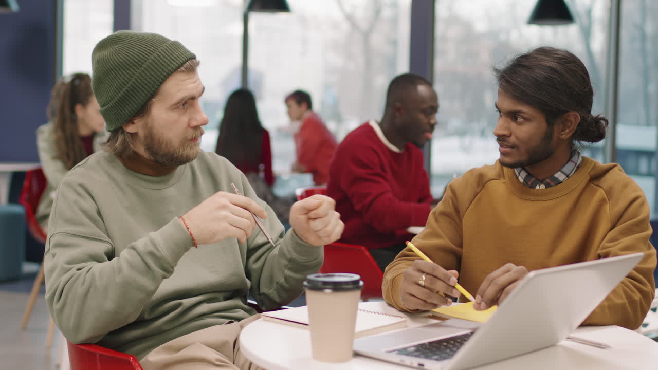 Colleghi di lavoro che discutono in una caffetteria dell'ufficio