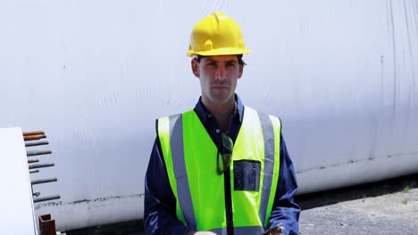 trabajador masculino usando una tableta digital mientras examina un túnel de hormigón 4k