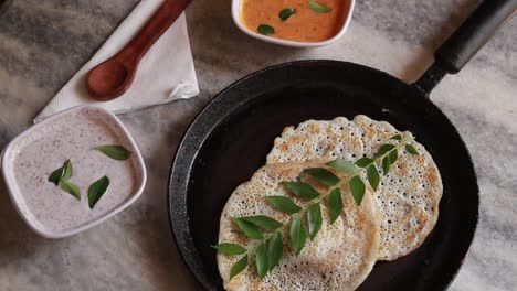 Conjunto-Giratorio-Dosa-Es-Un-&#39;conjunto&#39;-De-2-Dosas-Cubiertas-Con-Mantequilla-O-Ghee-Y-Chutney-Sobre-Un-Fondo-Agradable