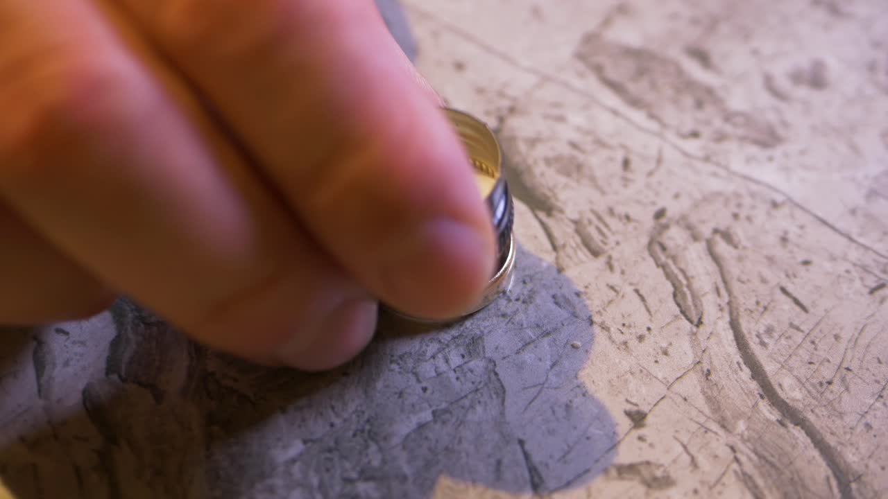 elegir el anillo de bodas a cambio de la gorra de licor - matrimonio mayor que el concepto de alcoholismo - cerrar