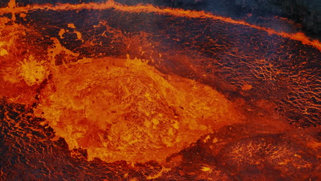 una vista única de la lava roja caliente explotando, hirviendo y burbujeando, drone de cerca