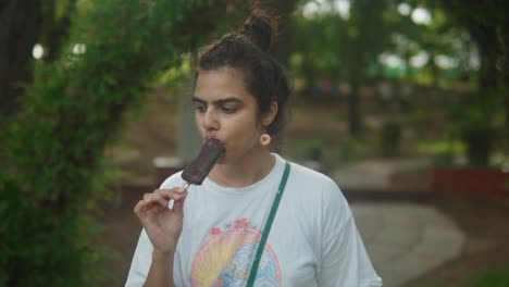 una mujer disfrutando de un helado