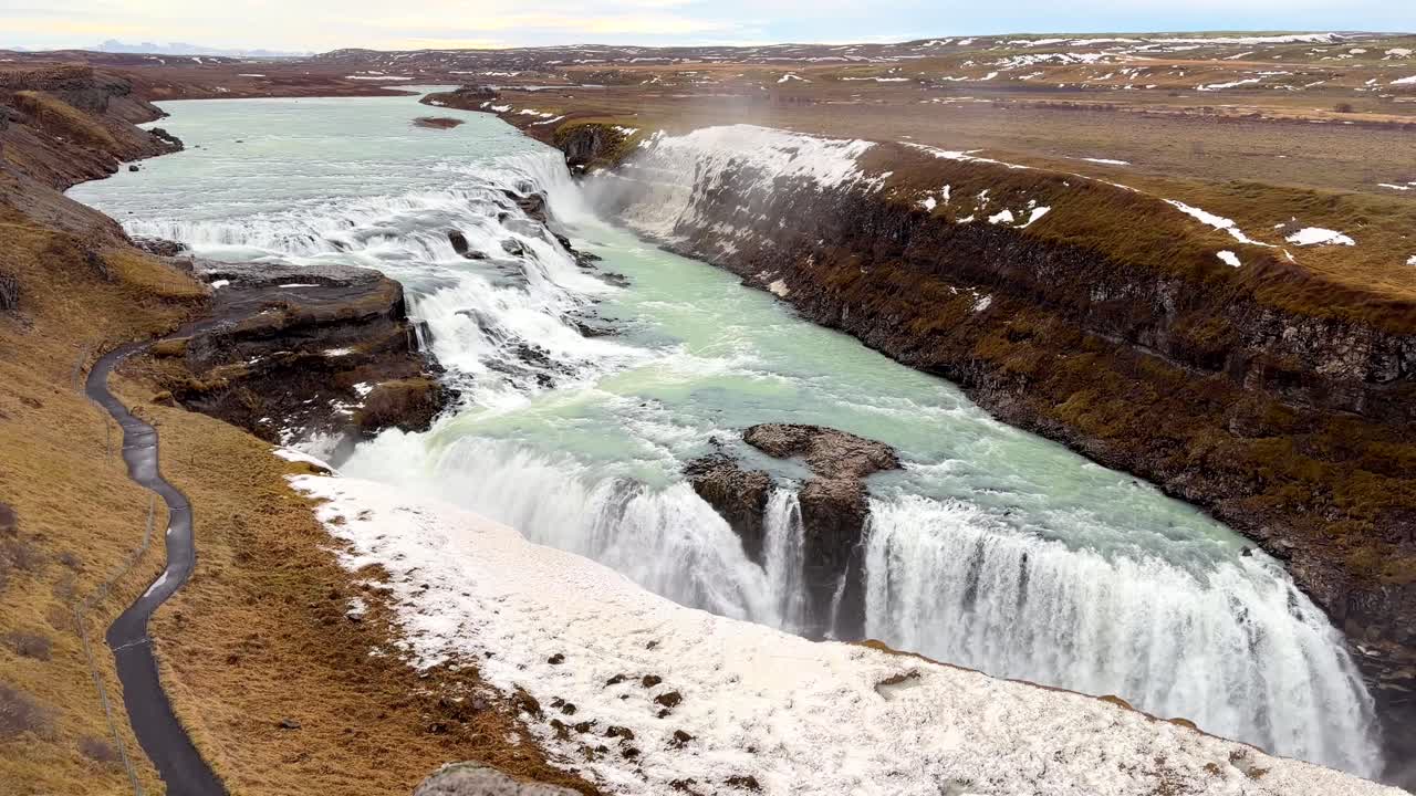 La cascade de Gullfoss dans la municipalité de Bláskógabyggð le long du célèbre Cercle d'Or en automne.