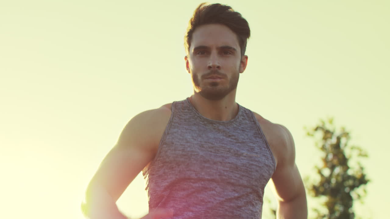 hombre deportivo corriendo al atardecer. hombre corredor corriendo en el parque al atardecer dorado