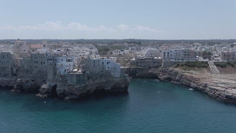 bahía de polignano a mare, italia en formato 4k: mp4 | 4k 50p | 8 bits | d-cinelike | sin calificar