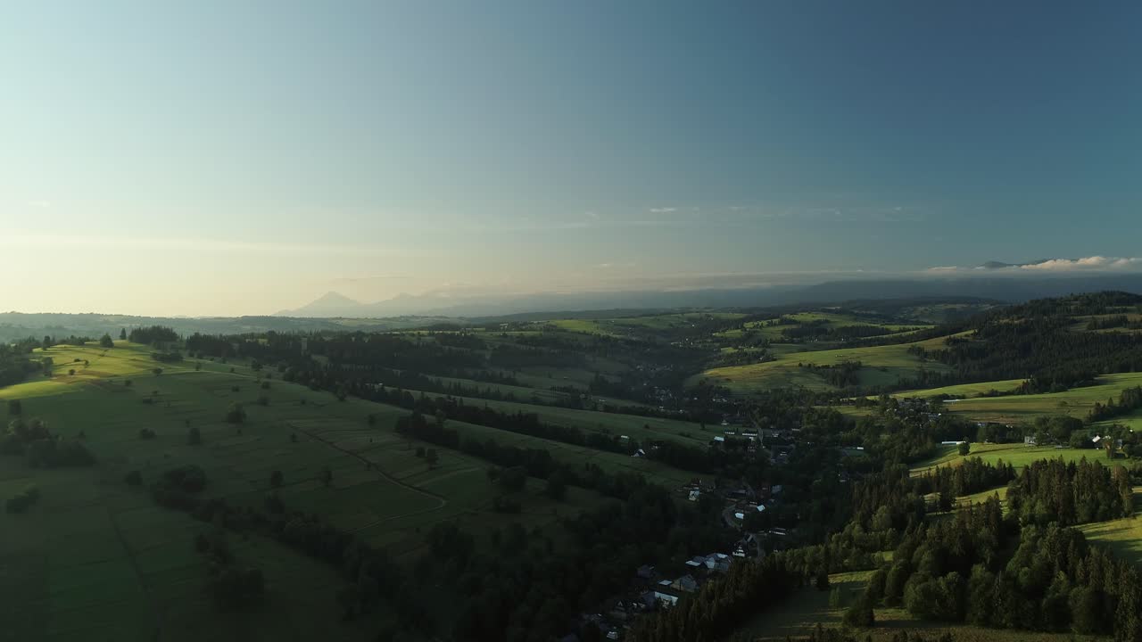 목초지와 구불구불한 언덕이 있는 알프스의 목가적인 풍경 - 공중 드론 촬영