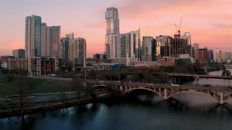 Downtown-Austin-Texas-Skyline-4k-Luftumlaufbahn-über-Lamar-Fußgängerbrücke,-Verkehr-Und-Marienkäfersee-Bei-Sonnenuntergang