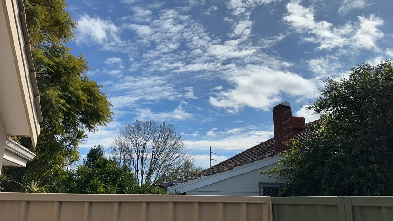 퍼스 교외의 굴 ⁇  꼭대기를 지나가는 부드러운 구름의 타임  ⁇ 스