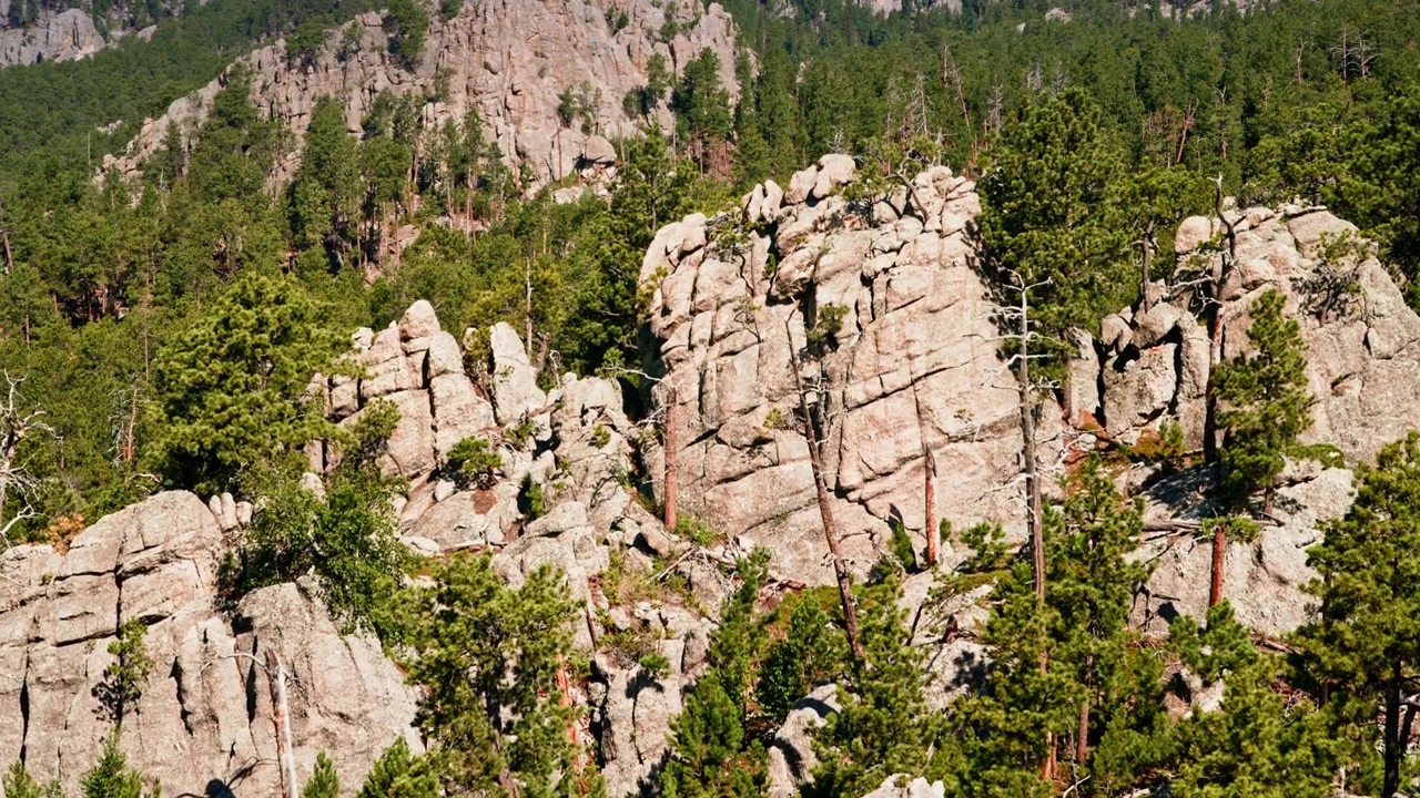 Ilmakuva vaikuttavista geologisista muodostelmista lähellä Etelä-Dakotan Black Hills -vuoristoa
