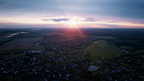 vista aérea de un hermoso pueblo al atardecer en verano