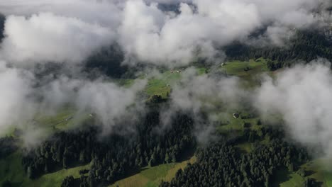 vista aérea de montañas místicas: capturando la belleza de los picos verdes y las nubes