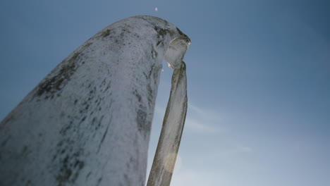 Incline-Hacia-Arriba-Desde-El-Barco-Preparado-Para-El-Invierno-Hasta-El-Arco-De-Huesos-De-Ballena-En-Utqiagvik-Barrow,-La-Vertiente-Norte-De-Alaska-En-El-Ártico