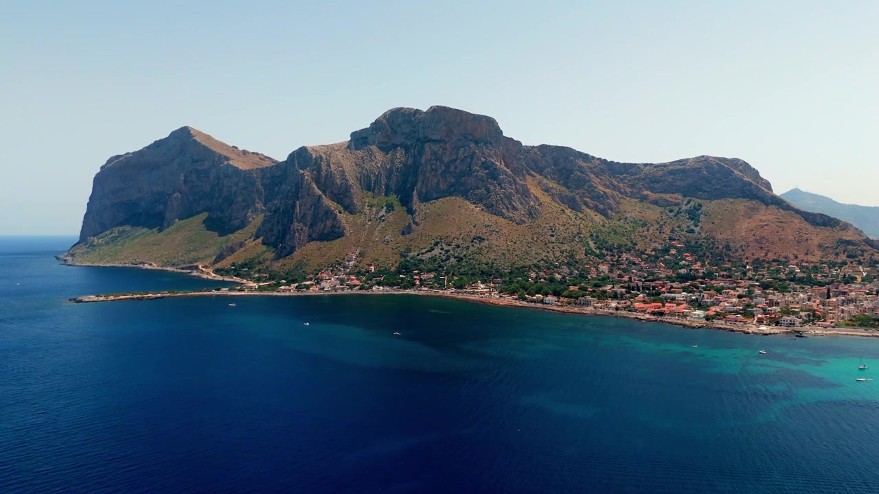 Luftfoto i dagtimerne af de dramatiske klippekyster, kystnæsset og det åbne hav ved Capo Gallo i Palermo, Sicilien, Italien