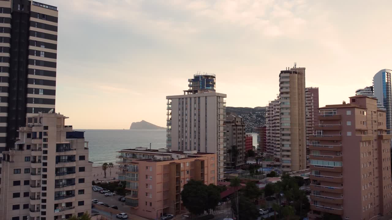 Incrível clipe de drone durante o pôr do sol na exótica cidade de Calpe, Espanha