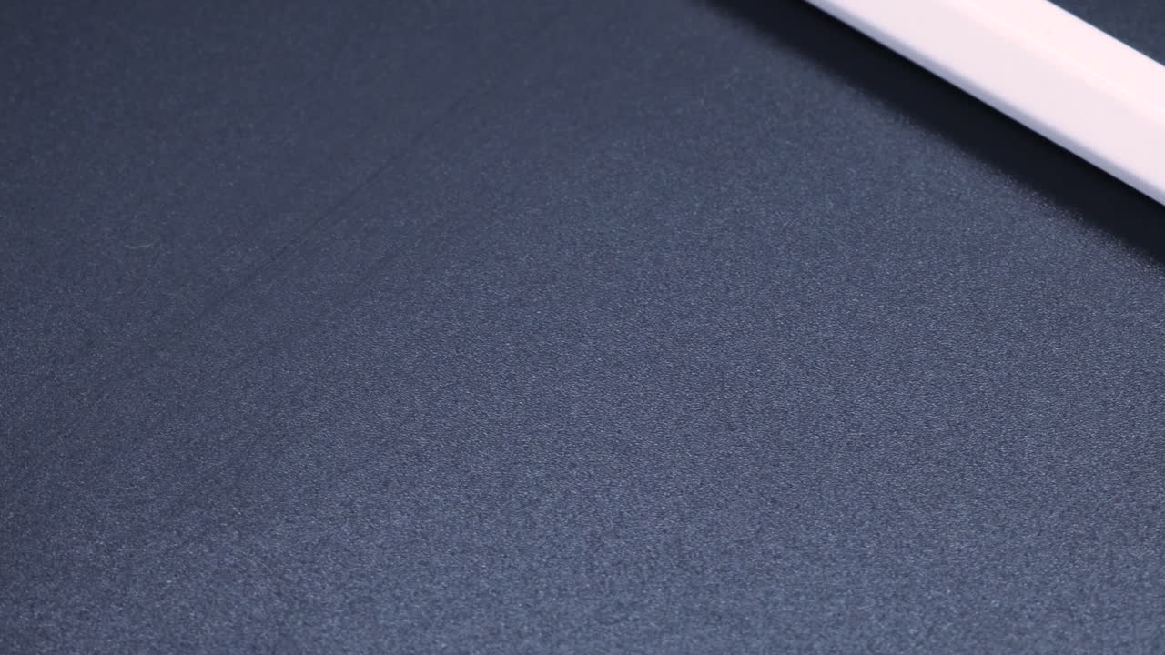 lápiz de color blanco, crayón giratorio, toma macro, video de primer plano con zoom