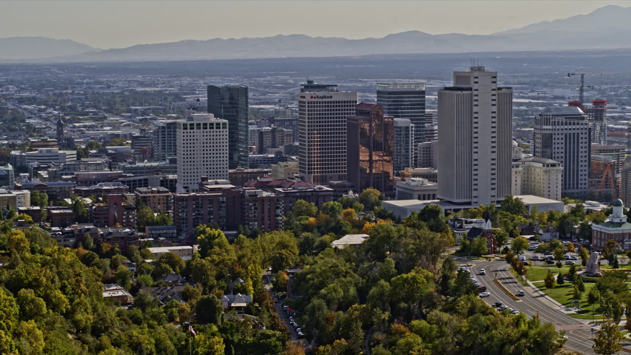 salt lake city, utah, vista panorámica aérea v8 del paisaje urbano del centro y punto de referencia histórico del edificio del capitolio con aeropuerto y antecedentes industriales - filmada con una cámara inspire 2, x7 - octubre de 2021