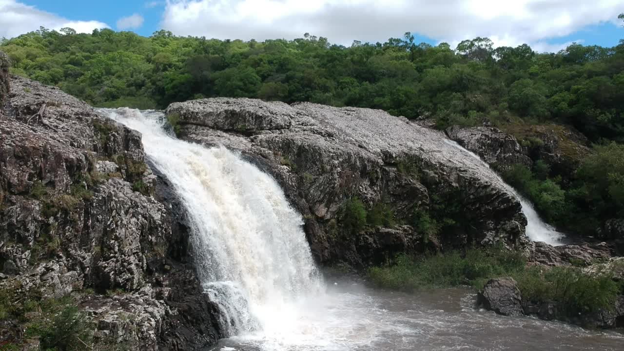 vista cercana de una gran cascada con rocas en el bosque de uruguay