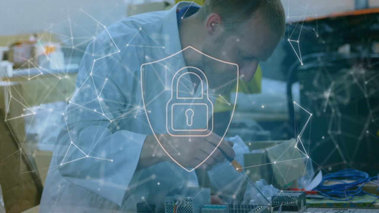 Animazione di icona di lucchetto di sicurezza su un ingegnere maschio caucasico che salda un circuito elettrico