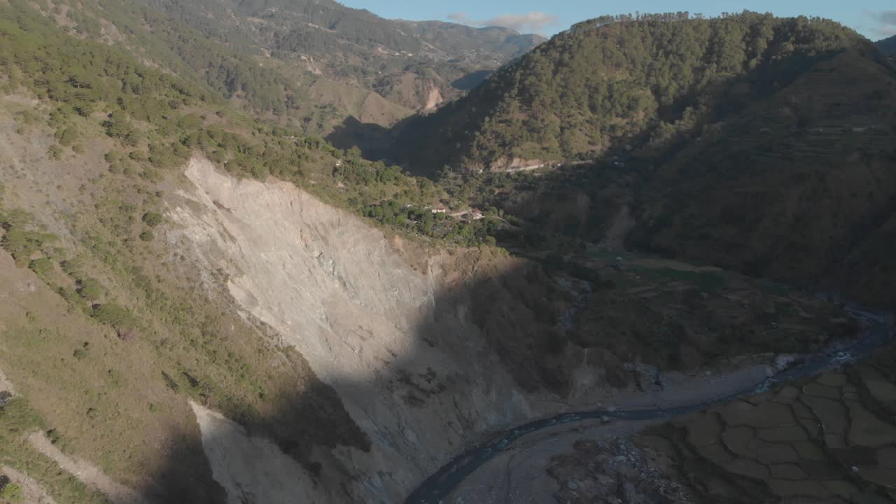 revelando montañas, río, valle, cielo azul en kabayan benguet filipinas antena inversa y panorámica hacia arriba