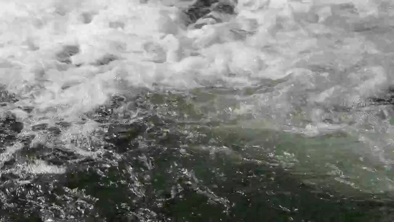 Acqua impetuosa che scorre sulle rocce in un fiume